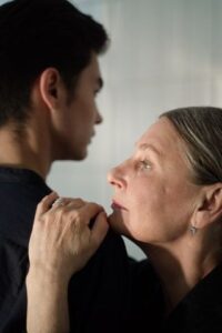 Read more about the article FIUL SUBJUGAT DE MAMĂ – Bărbatul adult aflat încă în fuziune cu mama